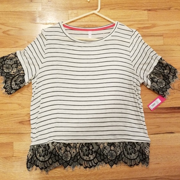 Black and White Lace Trim Shirt - Picture 3 of 3